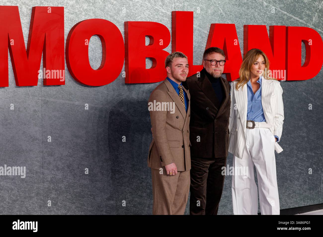 Londra, Regno Unito. 27 marzo 2025. Rocco Ritchie, Guy Ritchie e Jacqui Ainsley partecipano alla MobLand Global Premiere all'Odeon Luxe di Leicester Square, Londra. (Foto di Cat Morley/SOPA Images/Sipa USA) credito: SIPA USA/Alamy Live News Foto Stock