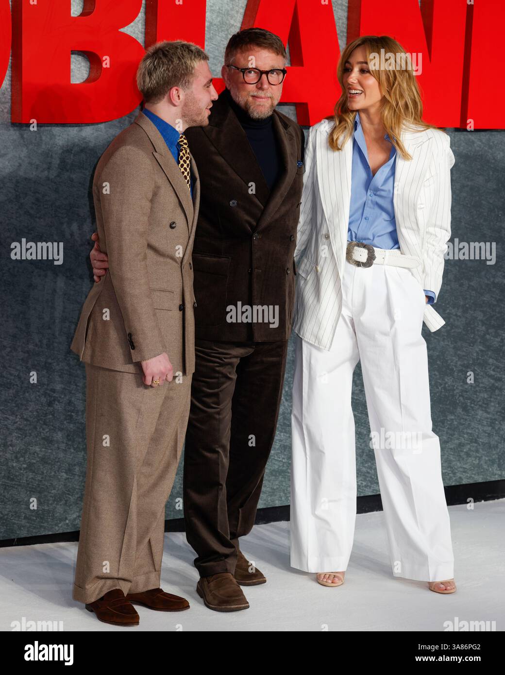 Londra, Regno Unito. 27 marzo 2025. Rocco Ritchie, Guy Ritchie e Jacqui Ainsley partecipano alla MobLand Global Premiere all'Odeon Luxe di Leicester Square, Londra. (Foto di Cat Morley/SOPA Images/Sipa USA) credito: SIPA USA/Alamy Live News Foto Stock