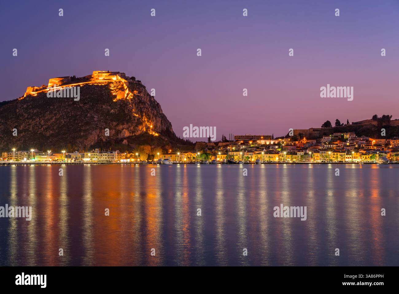 Camper sulla costa della Grecia con l'isola del castello di Bourtzi, Nauplia, Peloponneso, Grecia Foto Stock