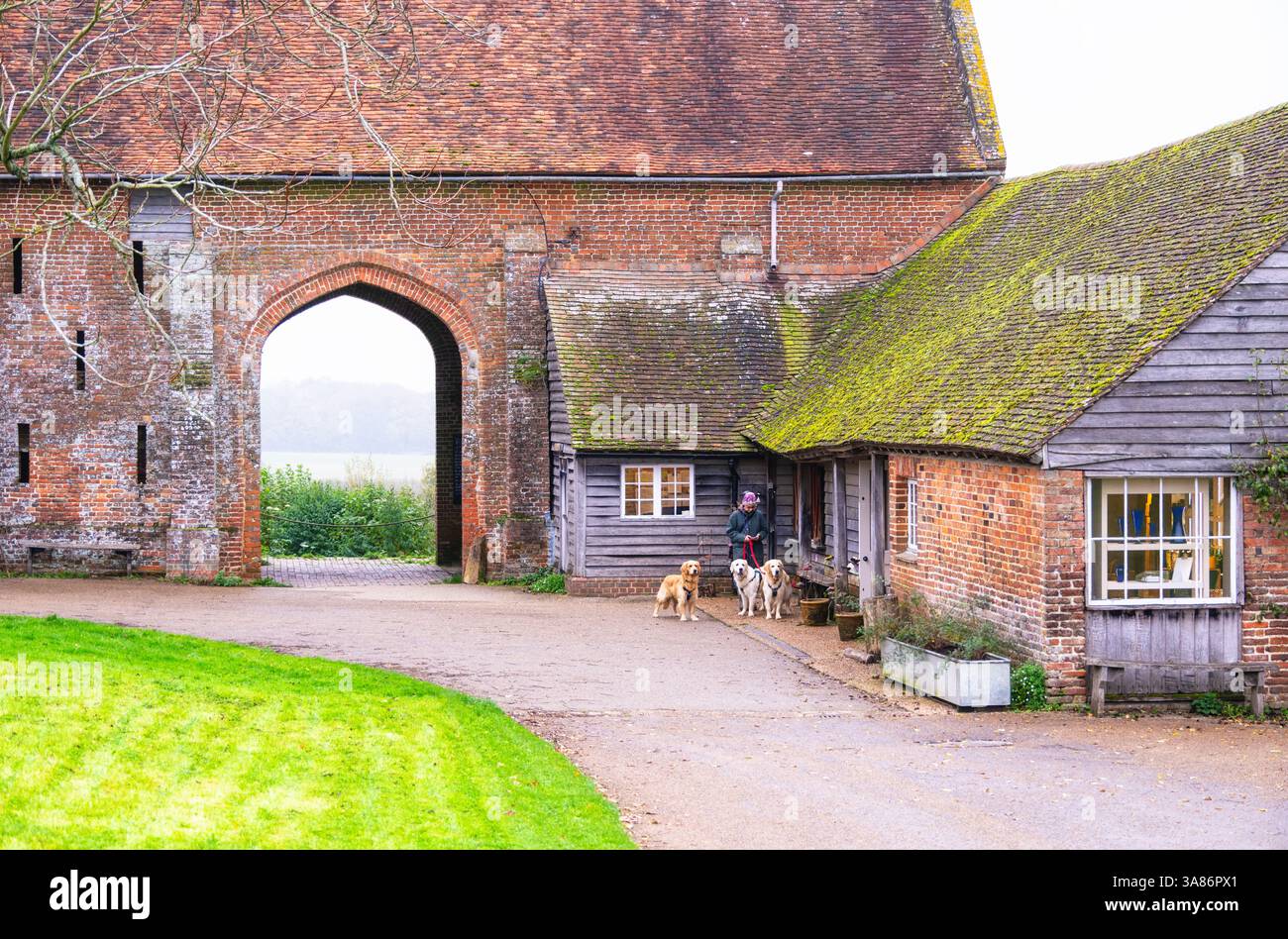 Vista verso il fienile Tudor nel Sissinghurst Castle Garden, Kent, Inghilterra, Regno Unito Foto Stock