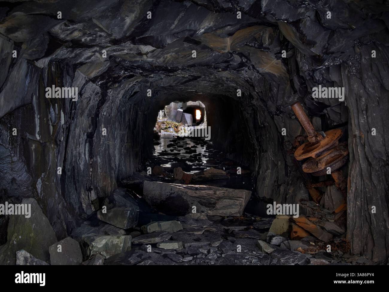Ex tunnel di Slate Cavern di lavoro minerario presso Dinorwig Quarry (Dinorwic Quarry), Eryri (Snowdonia National Park), Galles del Nord, Regno Unito Foto Stock