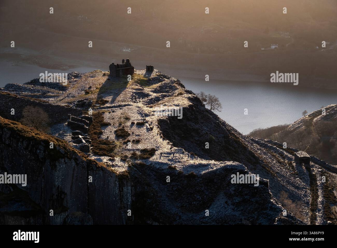 Resti di lavorazione della miniera e di punta di rovina, Dinorwig Quarry (Dinorwic Quarry), Llyn Peris Behind, Eryri (Snowdonia National Park), Galles del Nord, Regno Unito Foto Stock