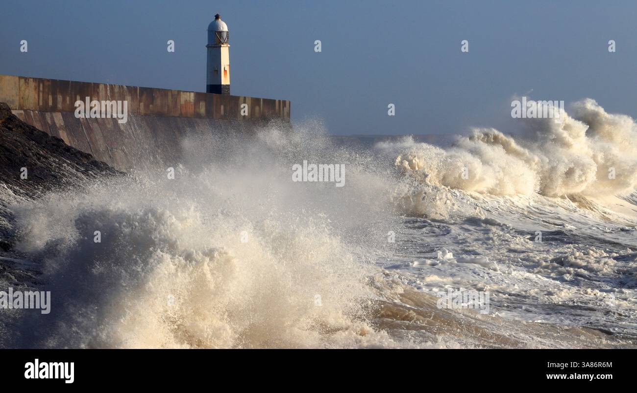 Storm Waves (Storm Eowyn), Porthcawl Pier, Galles del Sud, Regno Unito Foto Stock