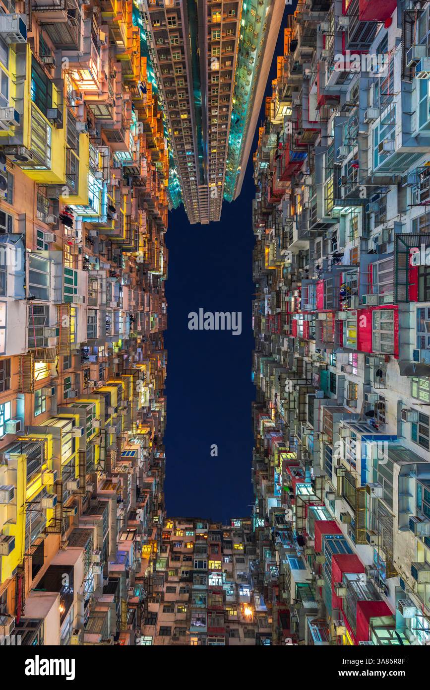 Monster Buildings illuminati di notte, Quarry Bay, Hong Kong, Cina Foto Stock