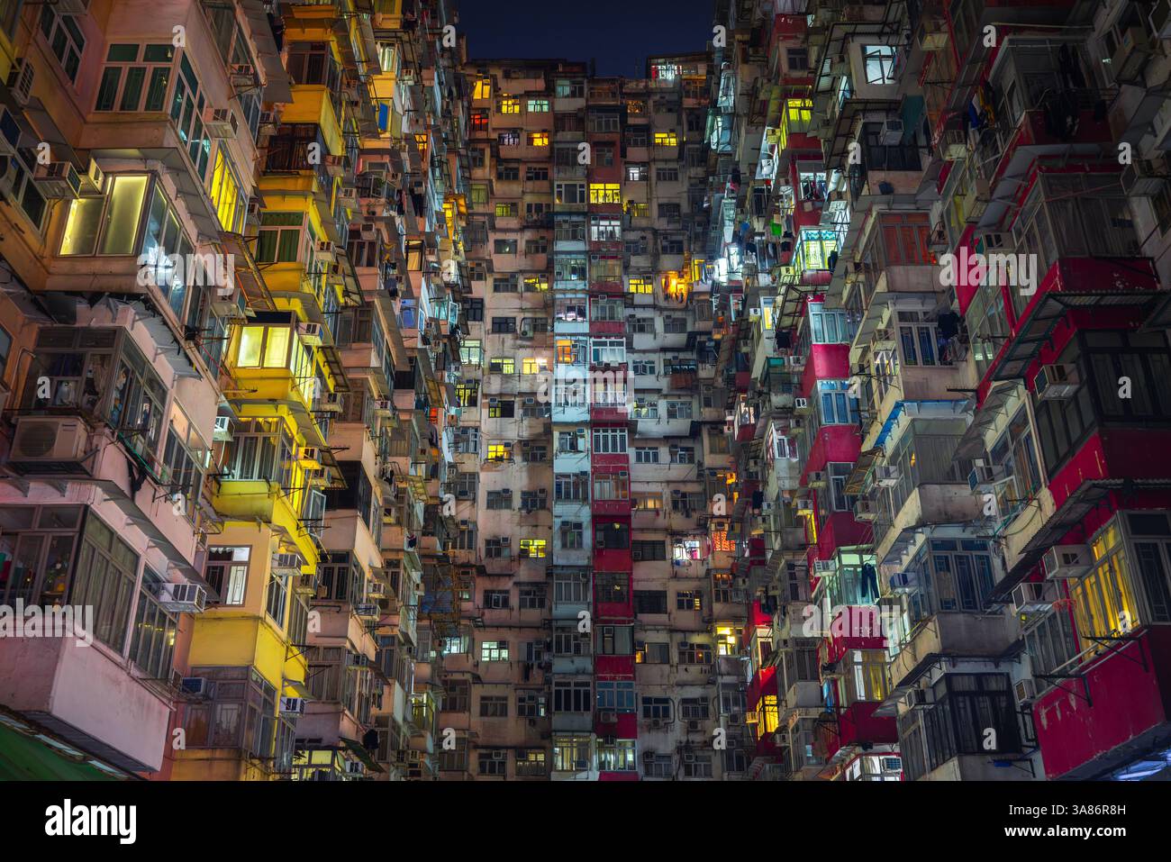 Monster Buildings illuminati di notte, Quarry Bay, Hong Kong, Cina Foto Stock