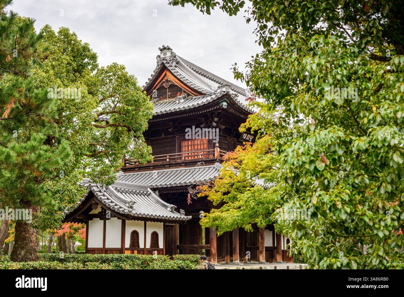 Un cancello del tempio incornicia il vivace fogliame autunnale in uno storico tempio Zen a Kyoto, Honshu, Giappone Foto Stock