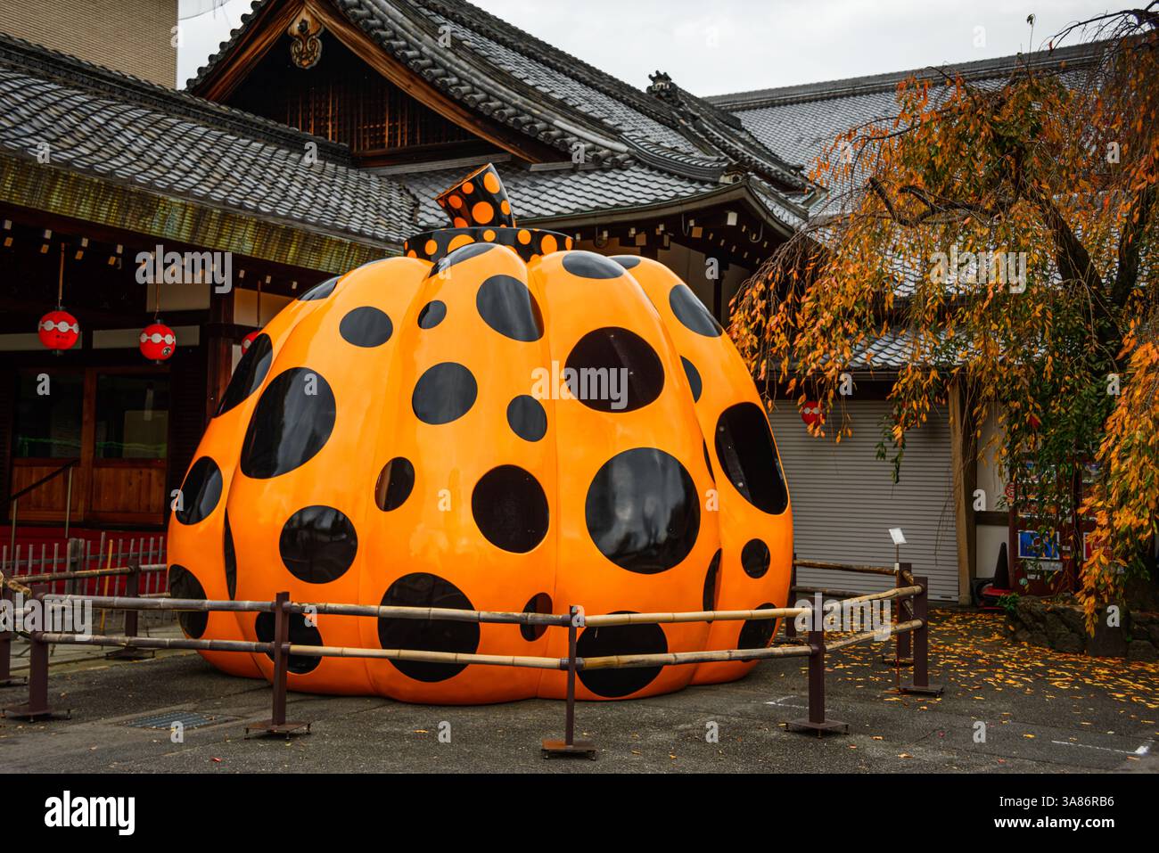 Vibrante scultura di zucca di Yayoi Kusama all'esterno del tempio di Kyoto, che mescola arte contemporanea con l'ambiente tradizionale di Kyoto, Honshu, Giappone Foto Stock
