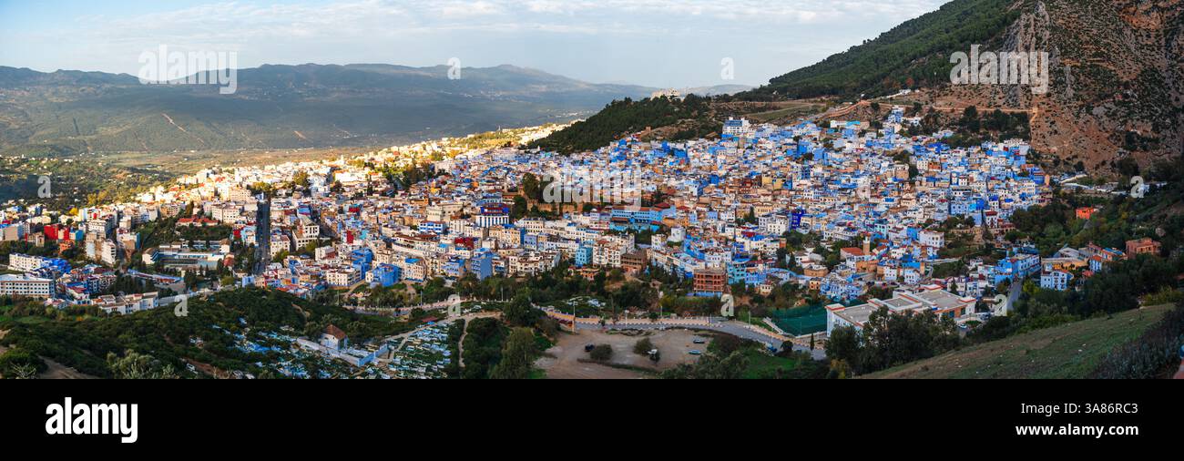 Vista panoramica dell'alba sullo skyline della Medina di Chefchaouen, Chefchaouen, Marocco Foto Stock