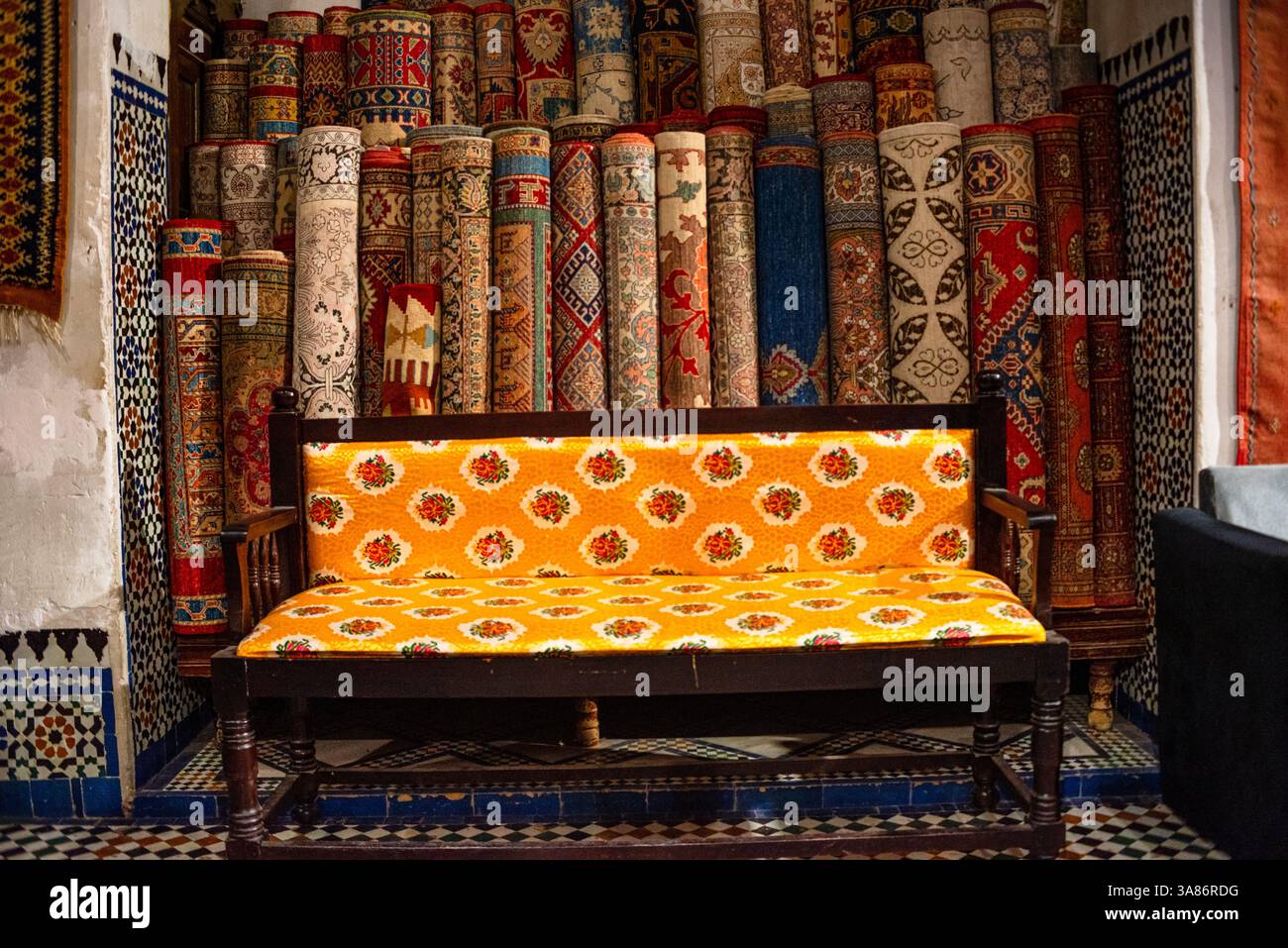 Pile di vivaci tappeti e tappeti marocchini tessuti a mano esposti in un negozio tradizionale a FES, Marocco Foto Stock