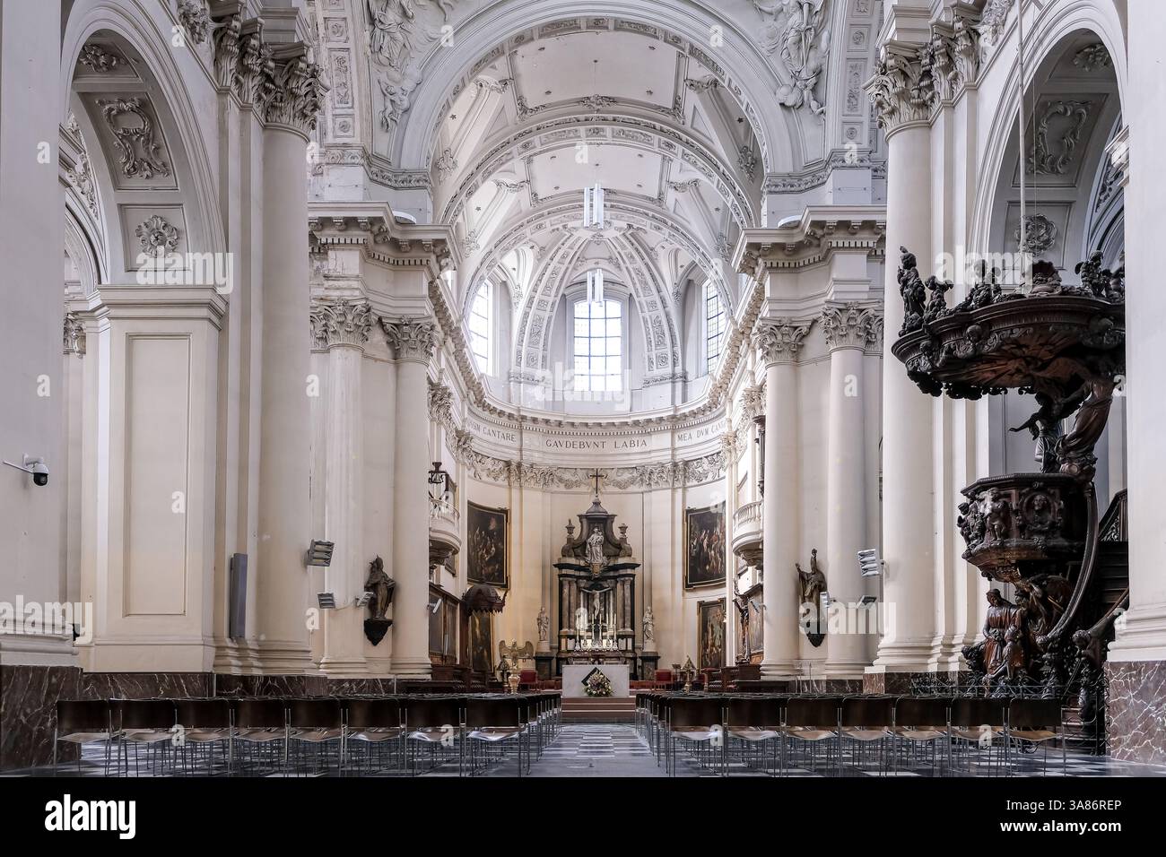 Interno della cattedrale di St. Aubin, stile tardo barocco, Namur, Vallonia, Belgio Foto Stock