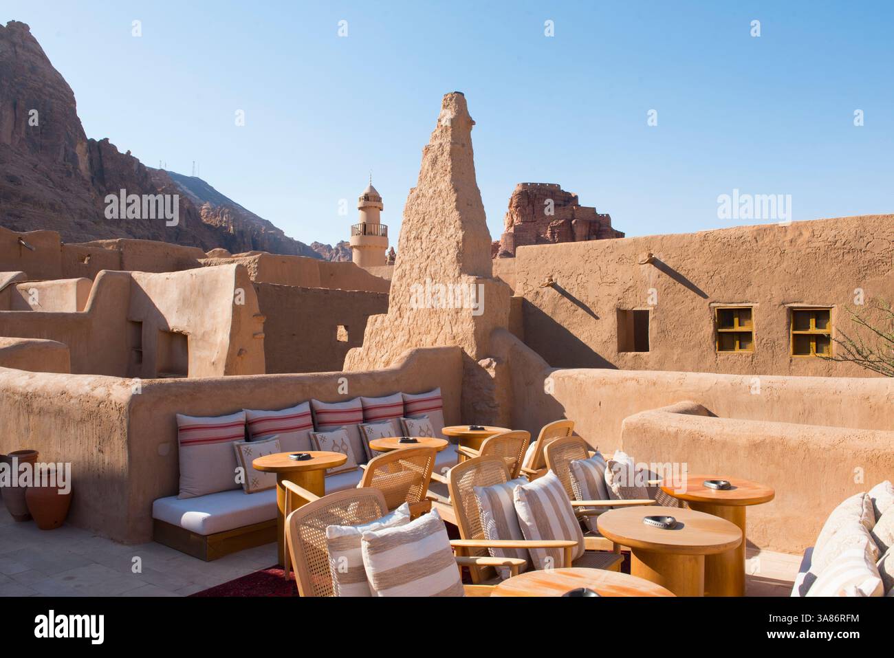 Terrace Cafe al Dar Tantora The House Hotel, un originale villaggio ristrutturato di mattoni di fango nell'oasi di Alula, nella provincia di Medina, Arabia Saudita Foto Stock