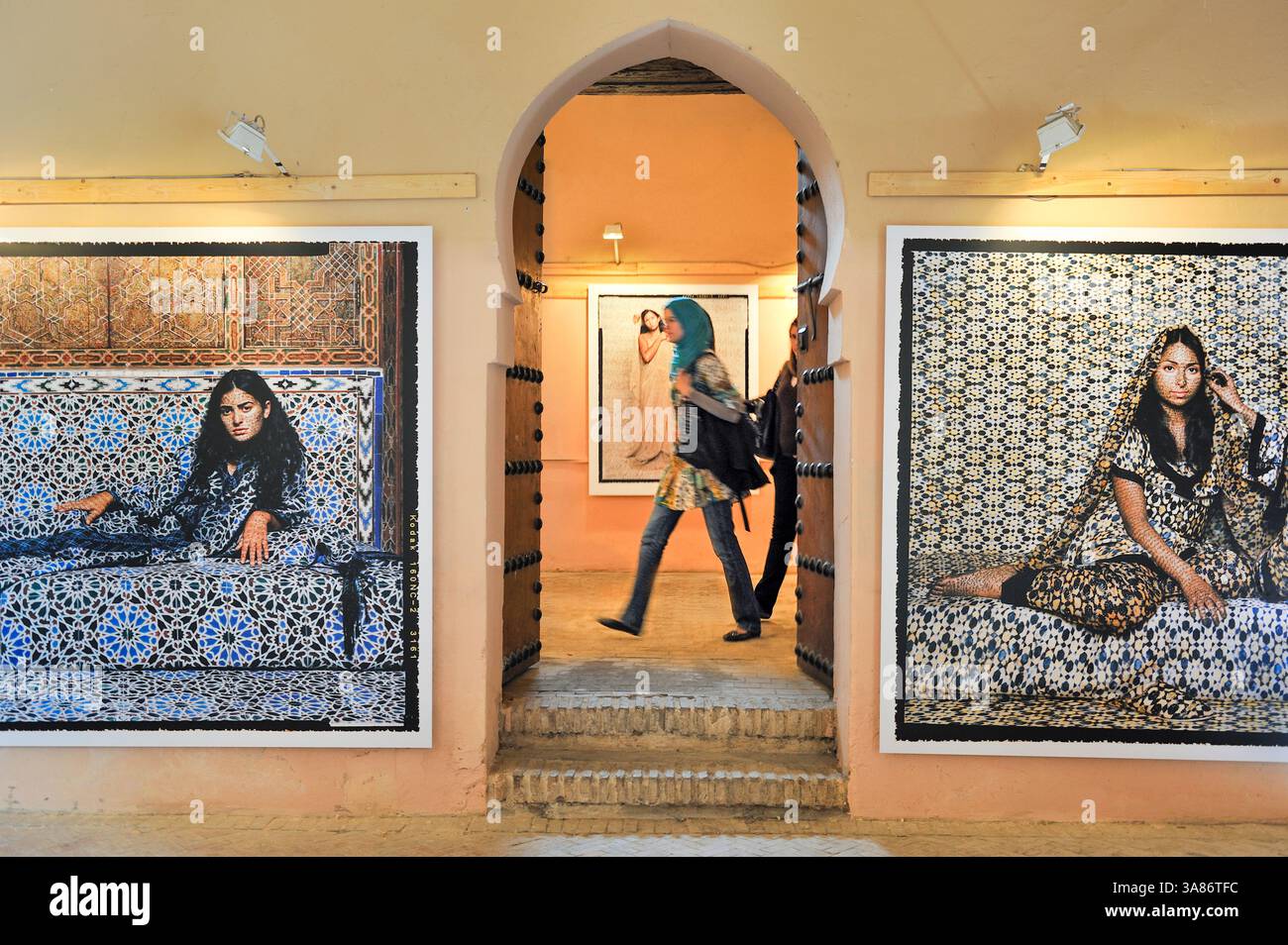 Mostra dell'artista marocchina Lalla Essaydi presso la galleria Bab Mansour, Meknes, Marocco Foto Stock