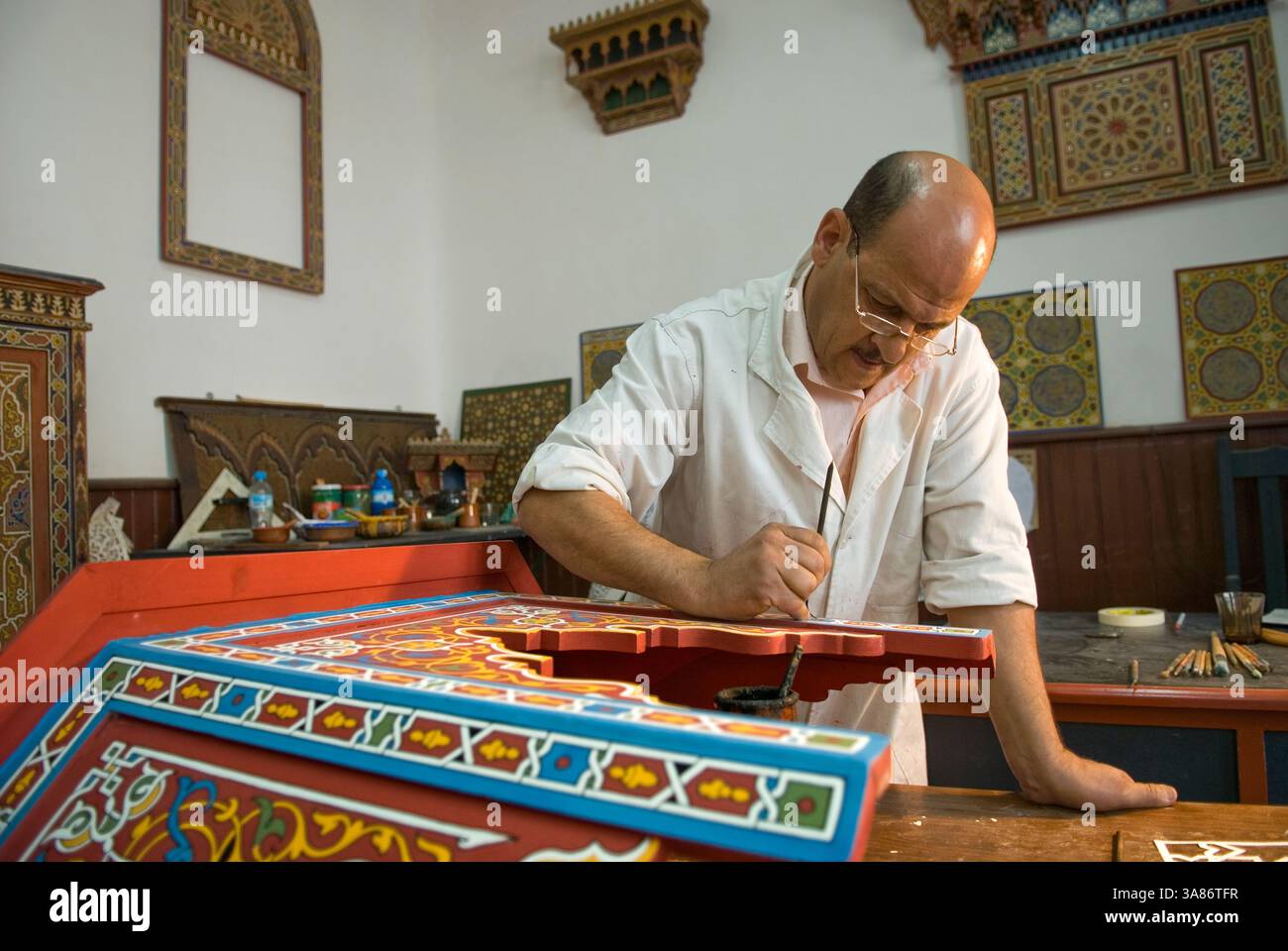 Laboratorio di pittura su legno presso Dar Sanaa, scuola di arti e mestieri, Tetouan, montagne del Rif, Marocco Foto Stock