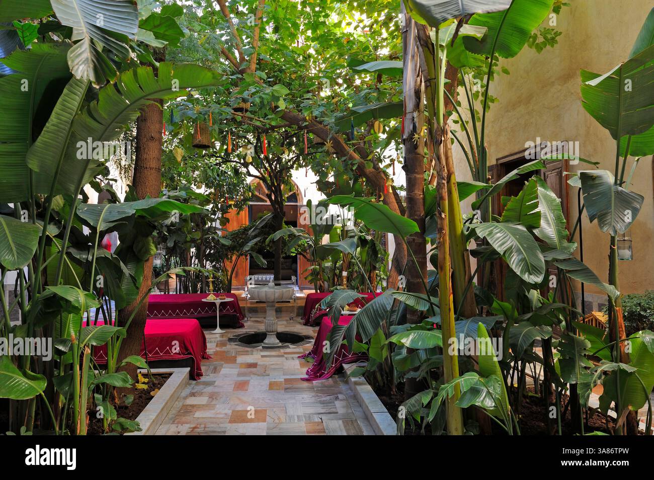 Uno dei due cortili interni dell'hotel El-Fenn, Medina di Marrakech, Marocco Foto Stock