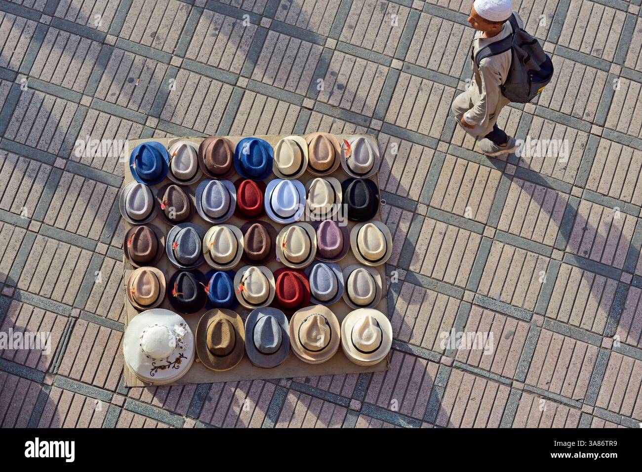 Disposizione dei cappelli su piazza Jemaa el-Fnaa, capolavoro del patrimonio orale e immateriale dell'umanità, UNESCO, Medina di Marrakech, Marocco Foto Stock