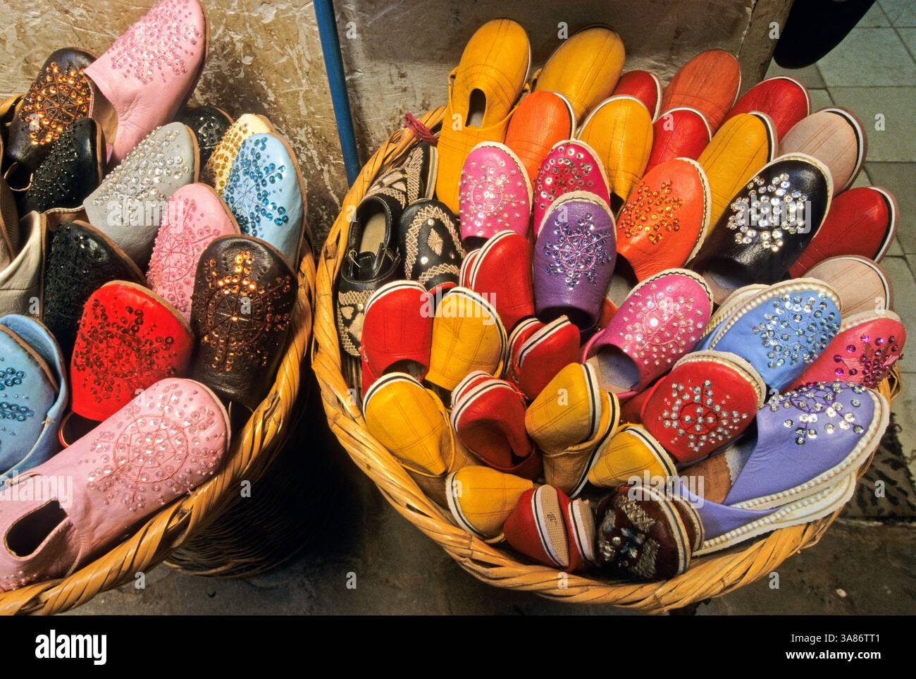 Babouches, pantofole orientali, souk nella Medina di Marrakech, Marocco Foto Stock