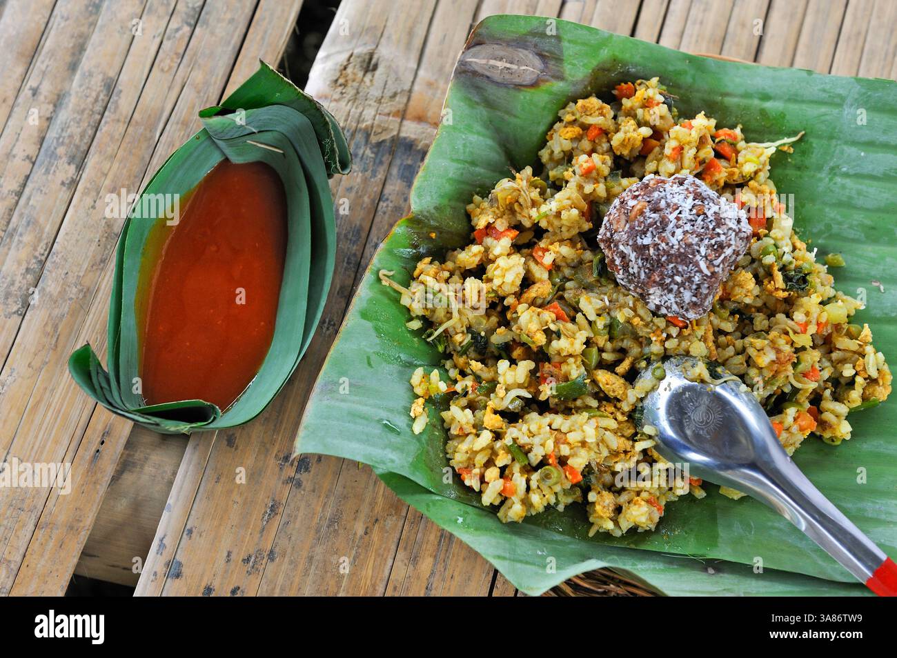 Riso, verdure e salsa calda serviti in foglie di banana, villaggio di Ban Pha Yong nel massiccio montuoso vicino a Nong Khiaw, provincia di Luang Prabang, Laos Foto Stock