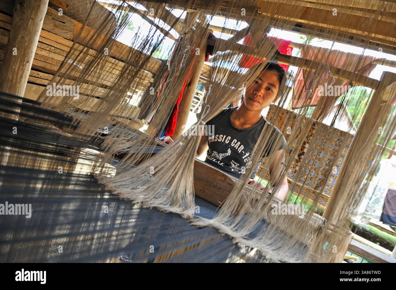 Giovane donna che tesseva in un villaggio dove vivono sia Khmu che Hmong, nel massiccio di montagna vicino a Nong Khiaw, nella provincia di Luang Prabang, Laos Foto Stock