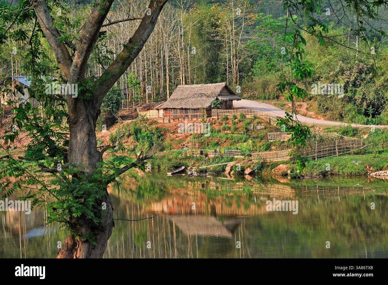Villaggio di minoranza etnica Khmu sul fiume Nam Pak a Muang la, provincia di Oudomxay, Laos nord-occidentale Foto Stock