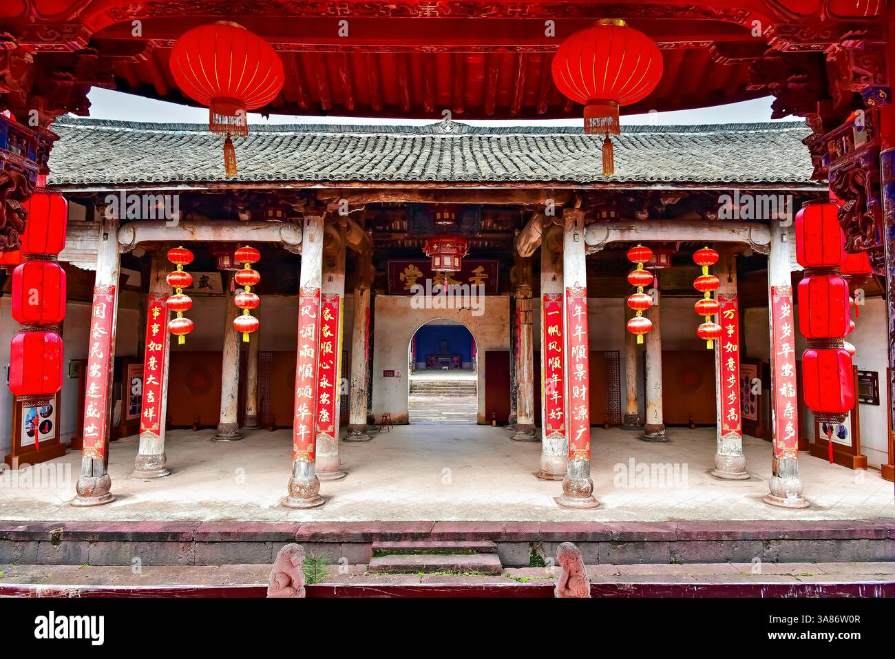 Galleria con posti a sedere del teatro dello spettacolo del villaggio nell'antico villaggio di Yuyuan, contea di Wuyi, città di Jinhua, provincia di Zhejiang, Cina Foto Stock