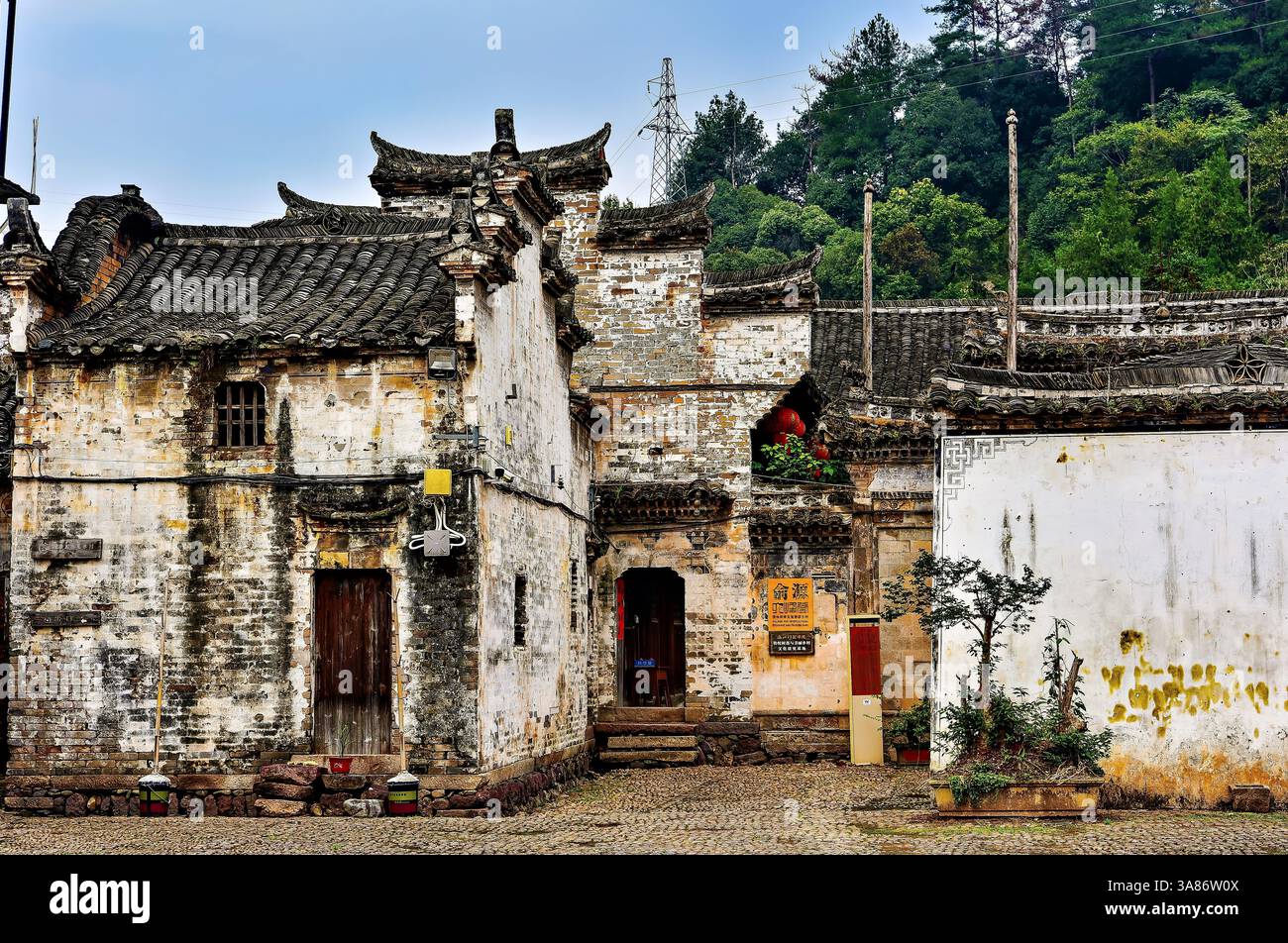 Antichi edifici di architettura in stile Hui con pareti bianche e piastrelle nere, Yuyuan Ancient Village, Wuyi County, Jinhua City, Zhejiang Province, Cina Foto Stock