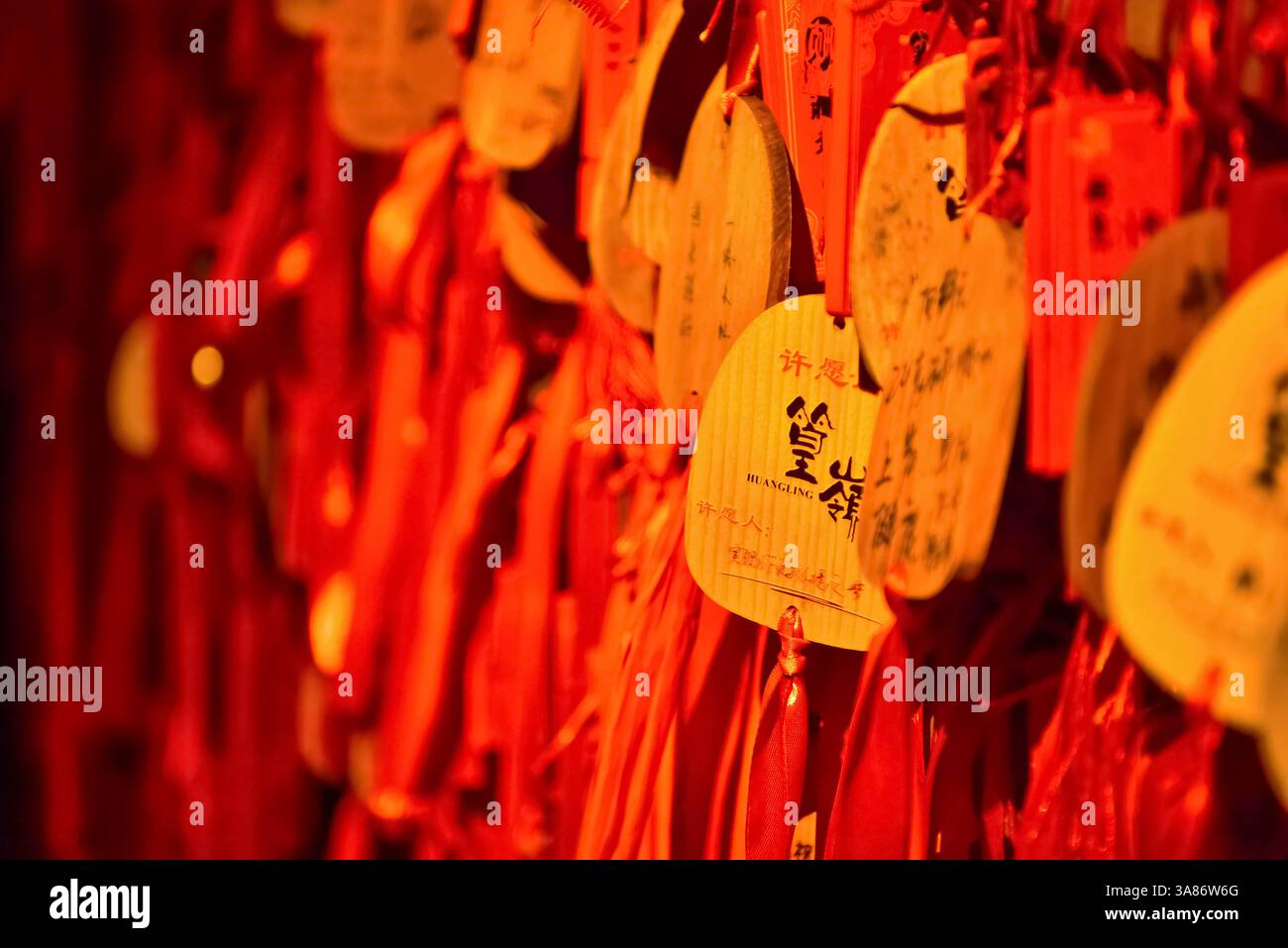 Desideri scritti su etichette di legno dai visitatori nell'antico villaggio di Huangling, nella contea di Wuyuan, nella città di Shangrao, nella provincia di Jiangxi, in Cina Foto Stock