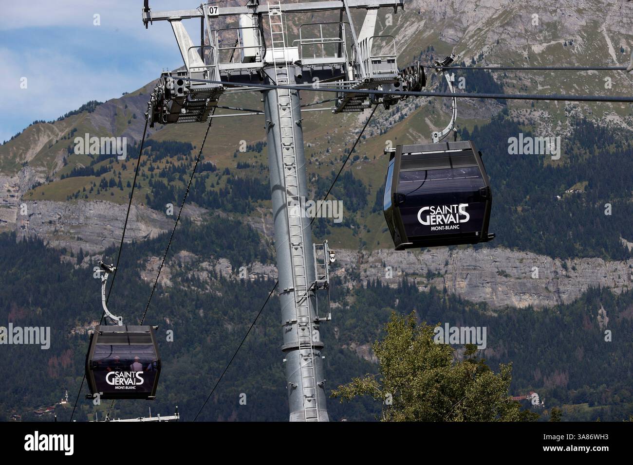 Il nuovo impianto di risalita Valleen nel villaggio alpino di Saint Gervais les Bains, alta Savoia, Francia Foto Stock
