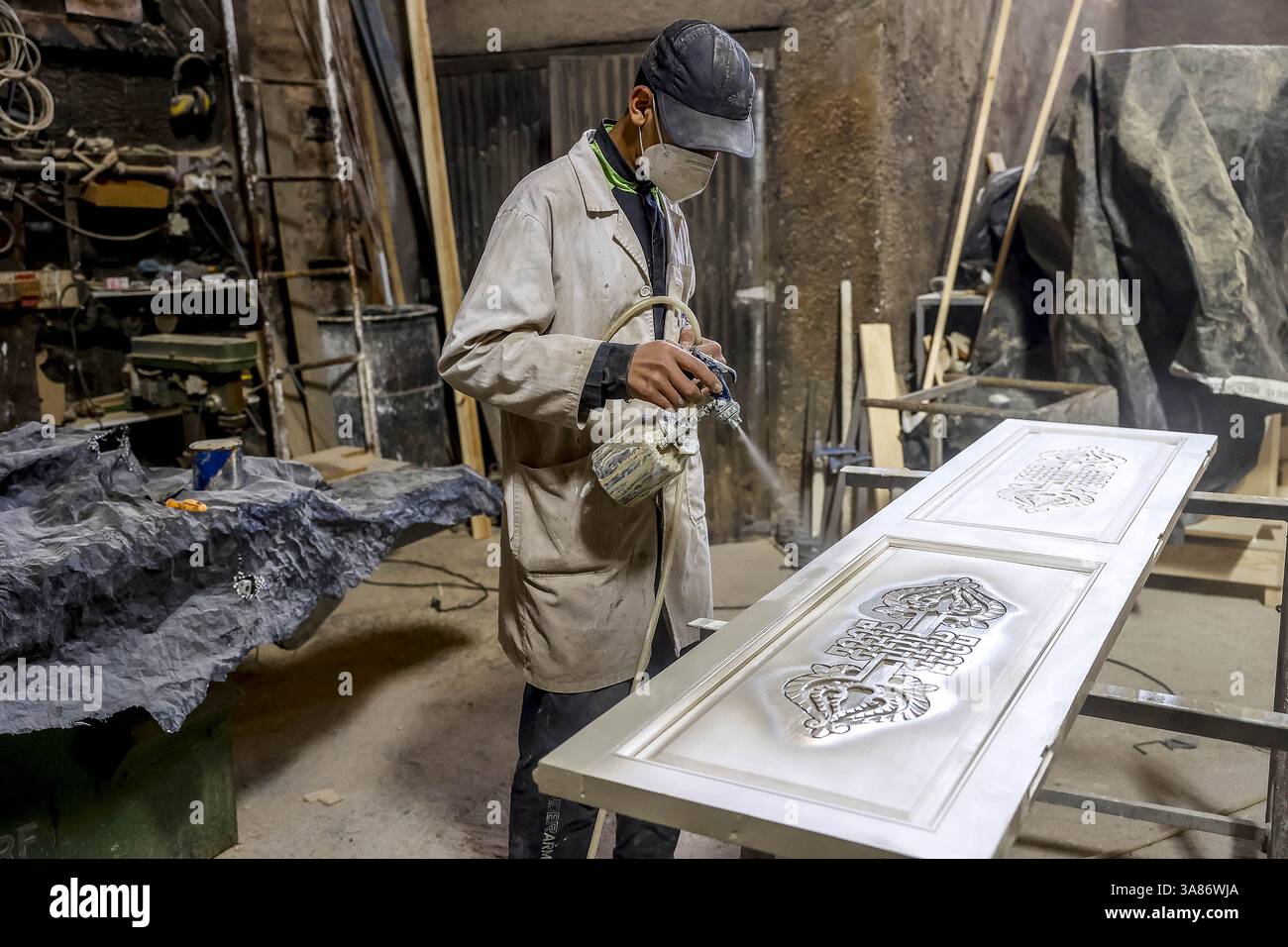 Artigiano al lavoro in un laboratorio a Marrakech, in Marocco Foto Stock