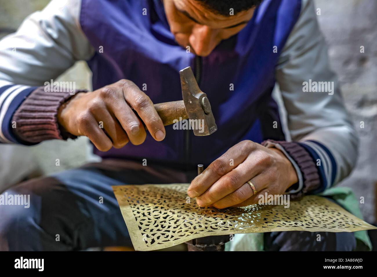 Artigiano al lavoro in un laboratorio a Marrakech, in Marocco Foto Stock