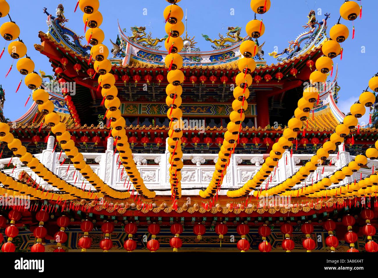 Decorazioni delle lanterne al tempio cinese Thean Hou dedicato alla dea Mazu e Guan Yin, Kuala Lumpur, Malesia Foto Stock