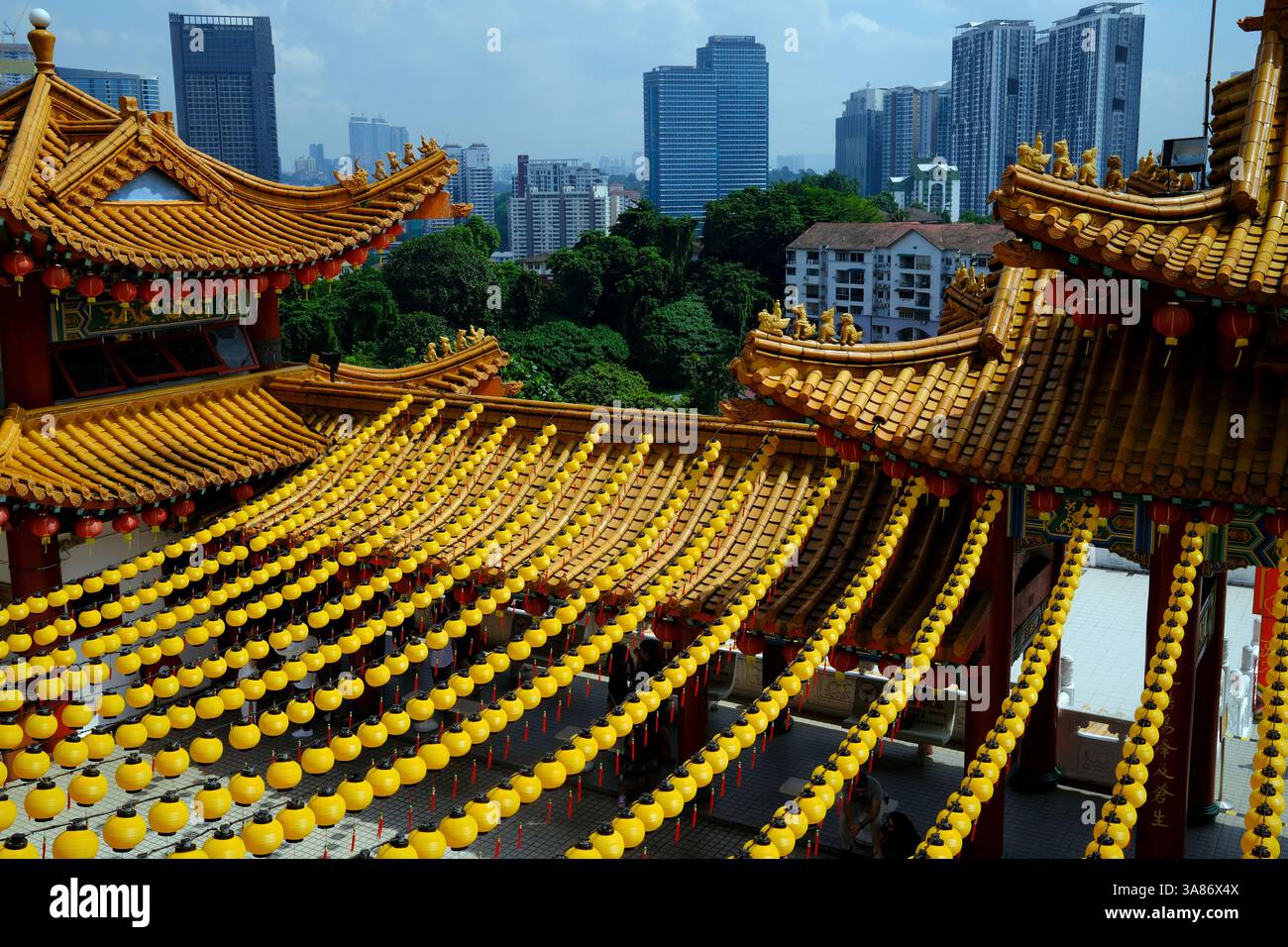 Decorazioni delle lanterne al tempio cinese Thean Hou dedicato alla dea Mazu e Guan Yin, Kuala Lumpur, Malesia Foto Stock