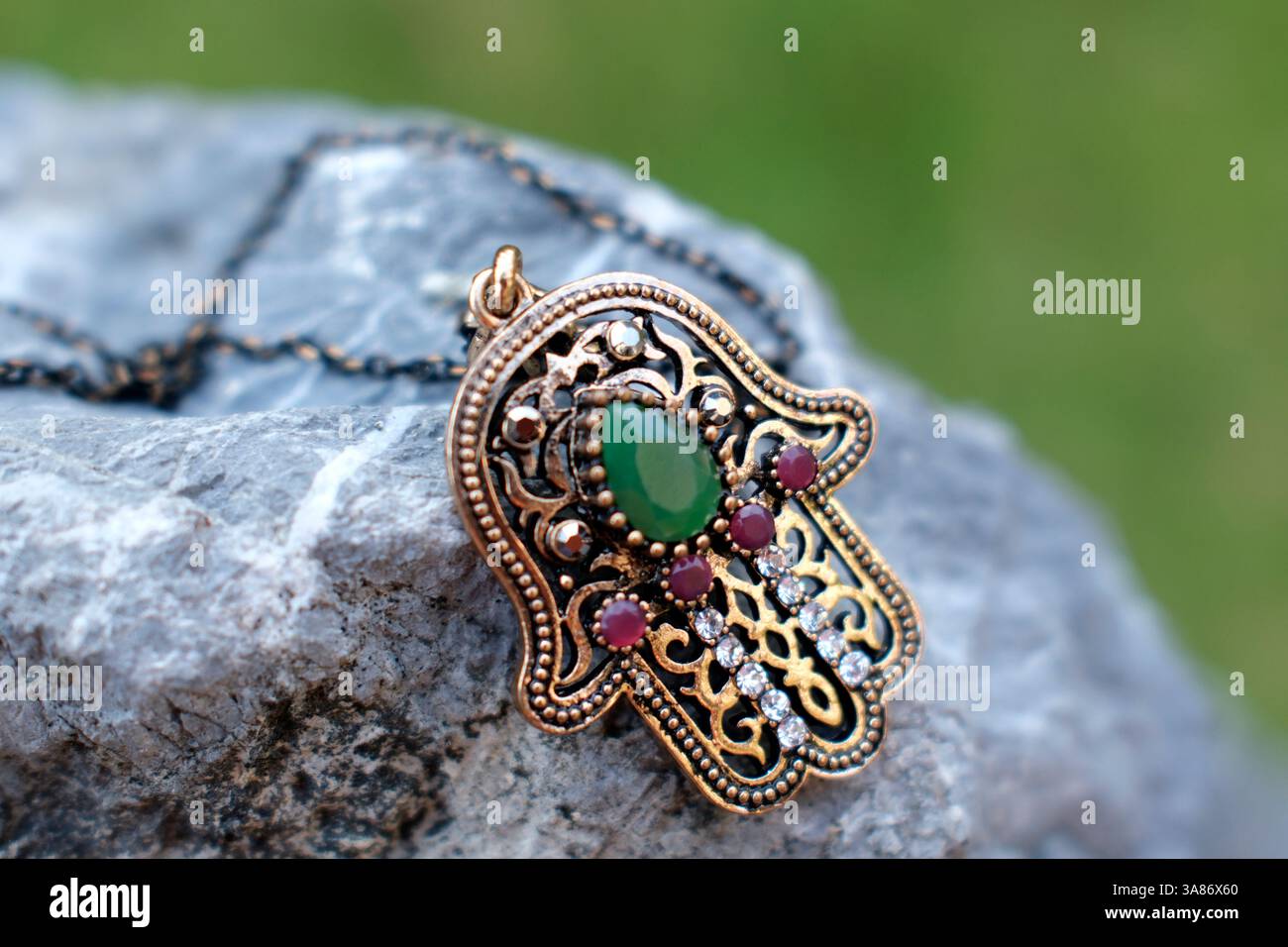 Hamsa Hand (mano di Fatima), simbolo religioso islamico su una roccia, Vietnam Foto Stock