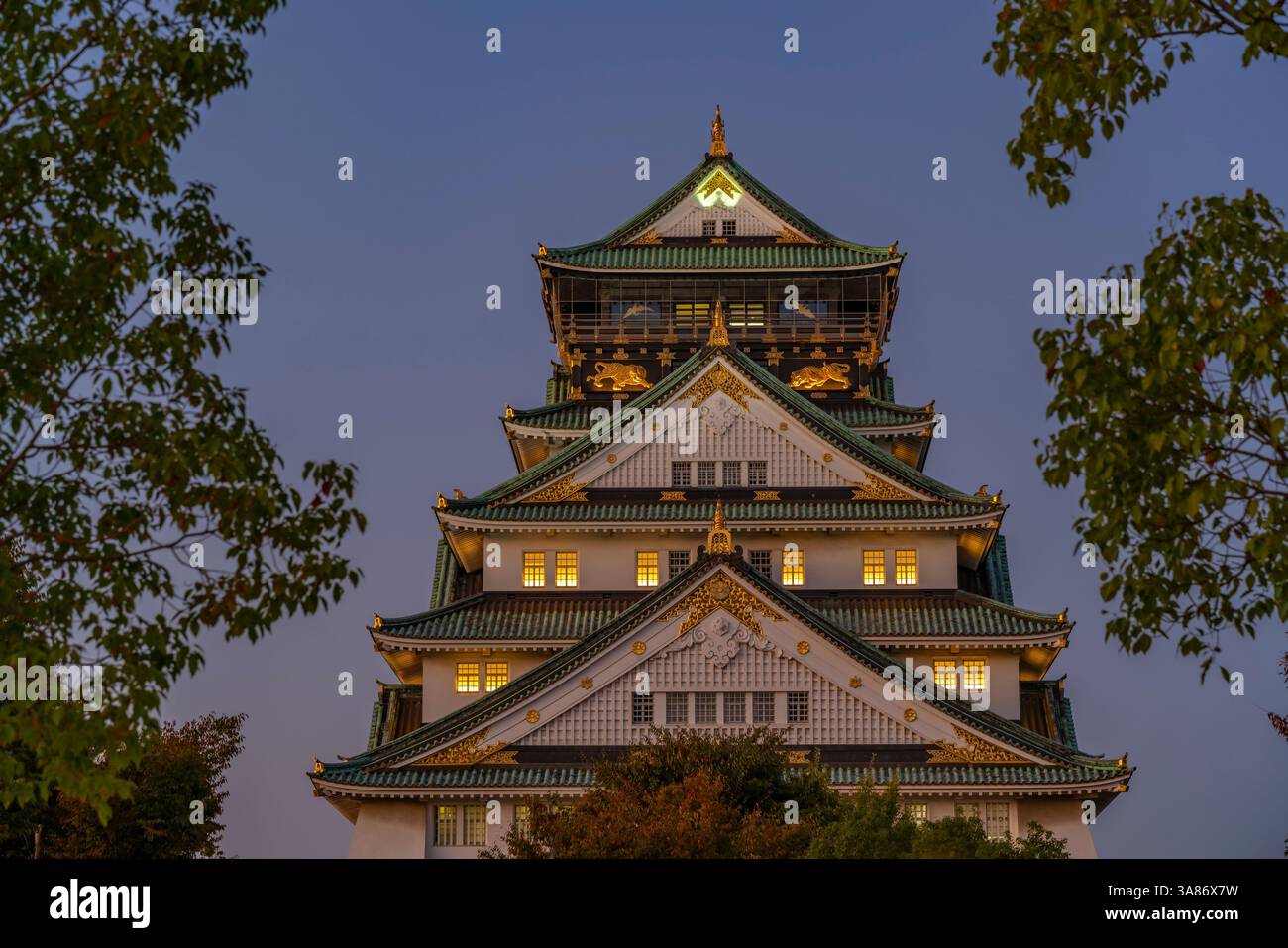 Vista del Castello di Osaka (Osaka-jo) al crepuscolo, Chuo Ward, Osaka, Honshu, Giappone Foto Stock