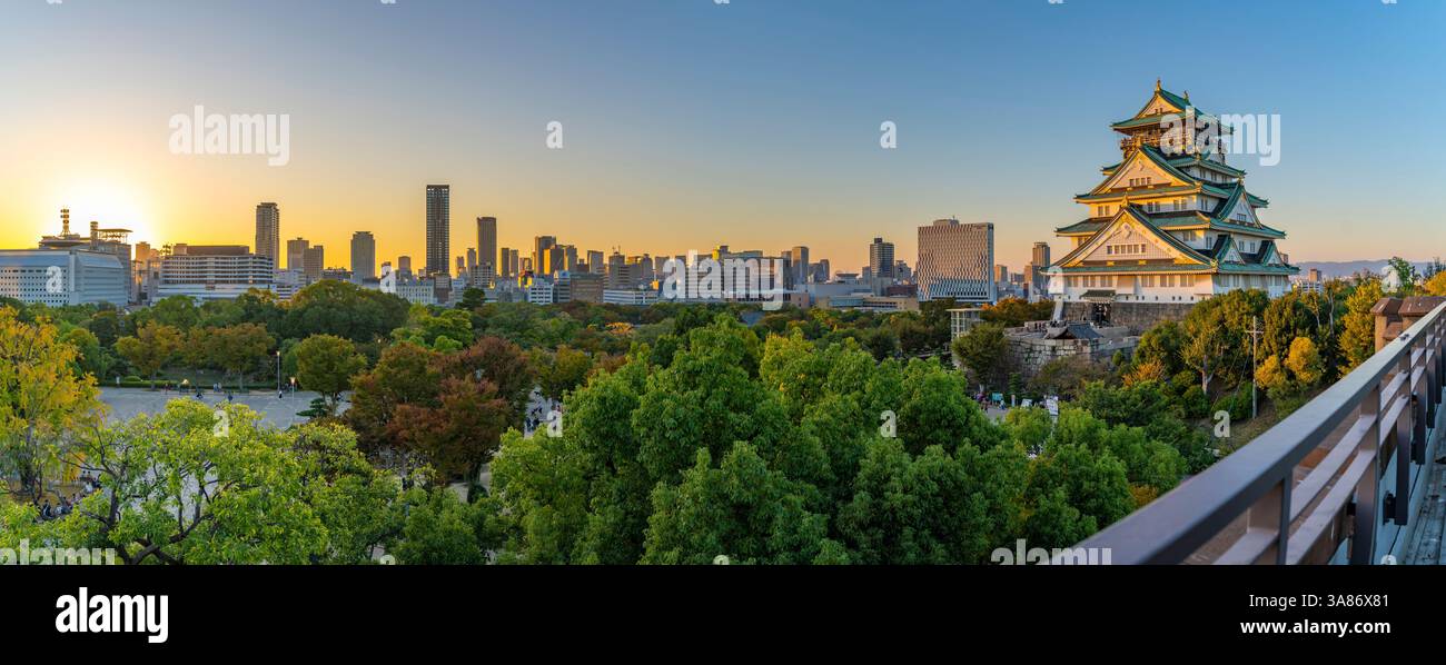 Vista sopraelevata del Castello di Osaka (Osaka-jo) al tramonto, Chuo Ward, Osaka, Honshu, Giappone Foto Stock