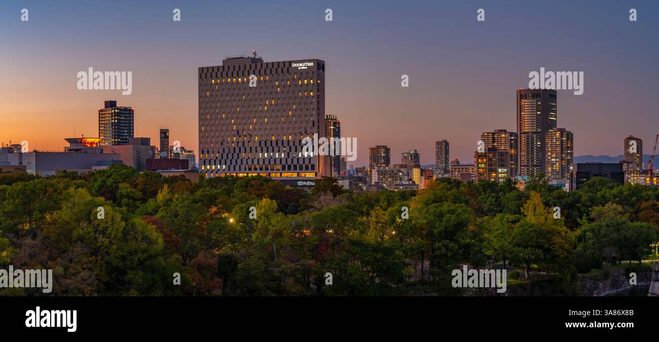 Vista dello skyline di Osaka dal Castello di Osaka al crepuscolo, Chuo Ward, Osaka, Honshu, Giappone Foto Stock