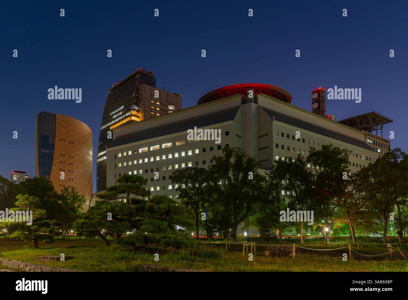 Vista dell'architettura contemporanea vicino al Castello di Osaka al crepuscolo, Chuo Ward, Osaka, Honshu, Giappone Foto Stock