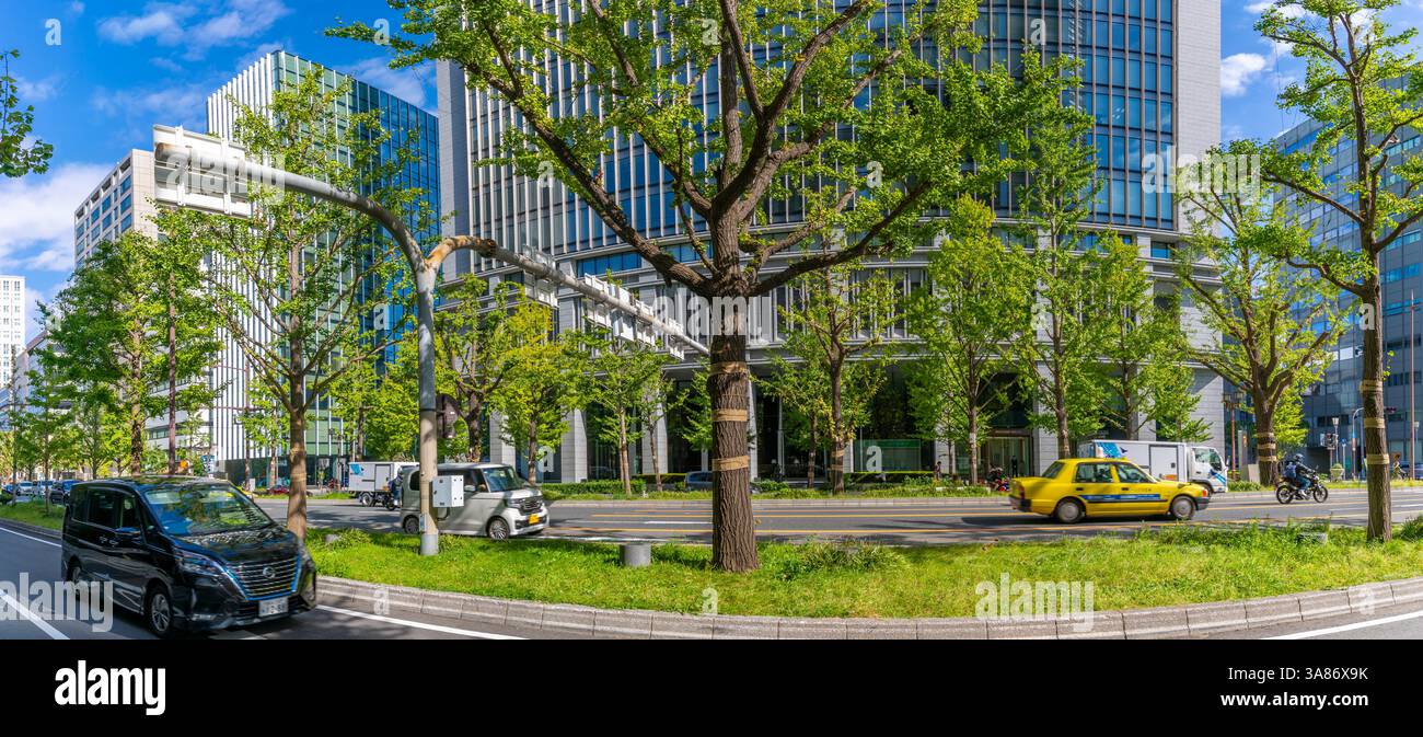 Vista dei negozi e del traffico sulla trafficata strada dello shopping, Osaka, Honshu, Giappone Foto Stock