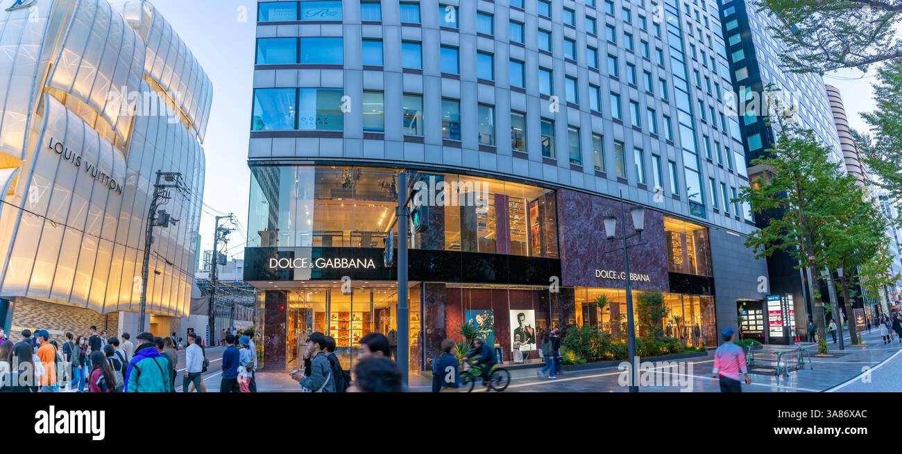 Vista dei negozi e degli amanti dello shopping sulla trafficata strada dello shopping al crepuscolo, Osaka, Honshu, Giappone Foto Stock
