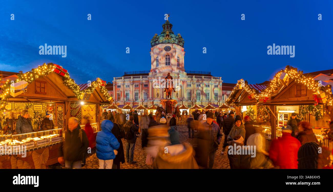 Vista del mercatino di Natale al castello di Charlottenburg nel castello di Charlottenburg al crepuscolo, Berlino, Germania Foto Stock