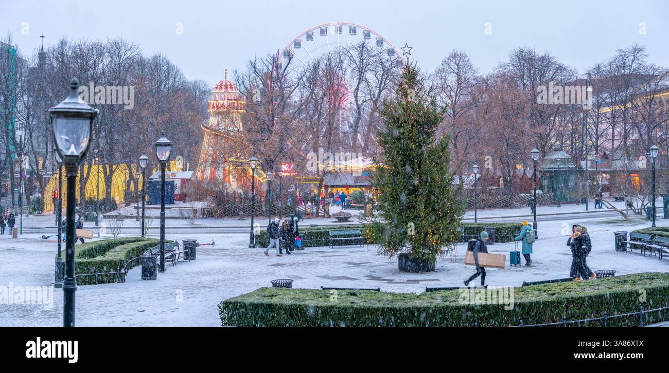 Vista del mercato di Natale e della ruota panoramica durante l'inverno al crepuscolo, Stortingsparken, Oslo, Norvegia, Scandinavia Foto Stock