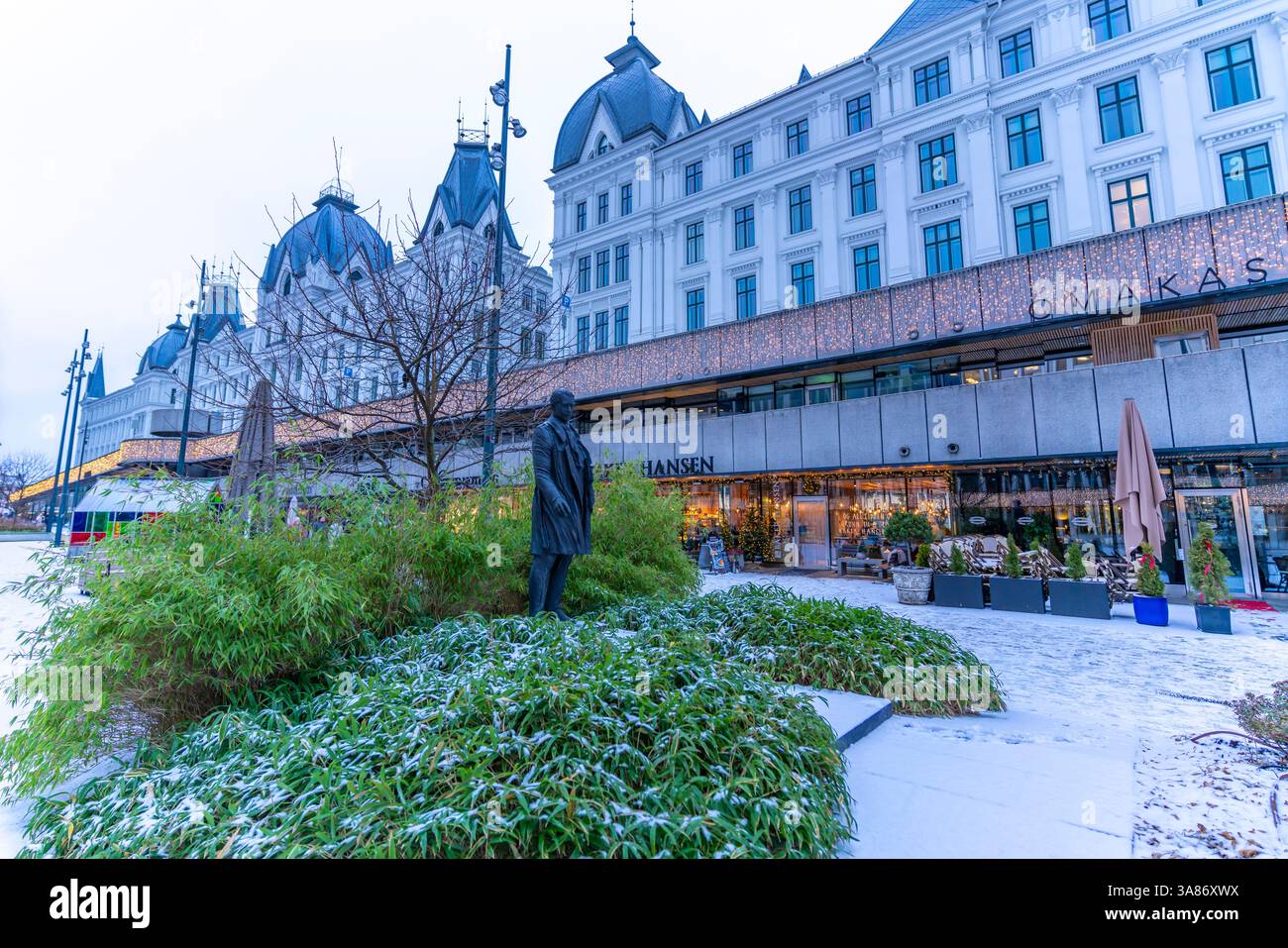 Vista di caffetterie e ristoranti sulla Victoria Terrasse durante l'inverno, Oslo, Norvegia, Scandinavia Foto Stock