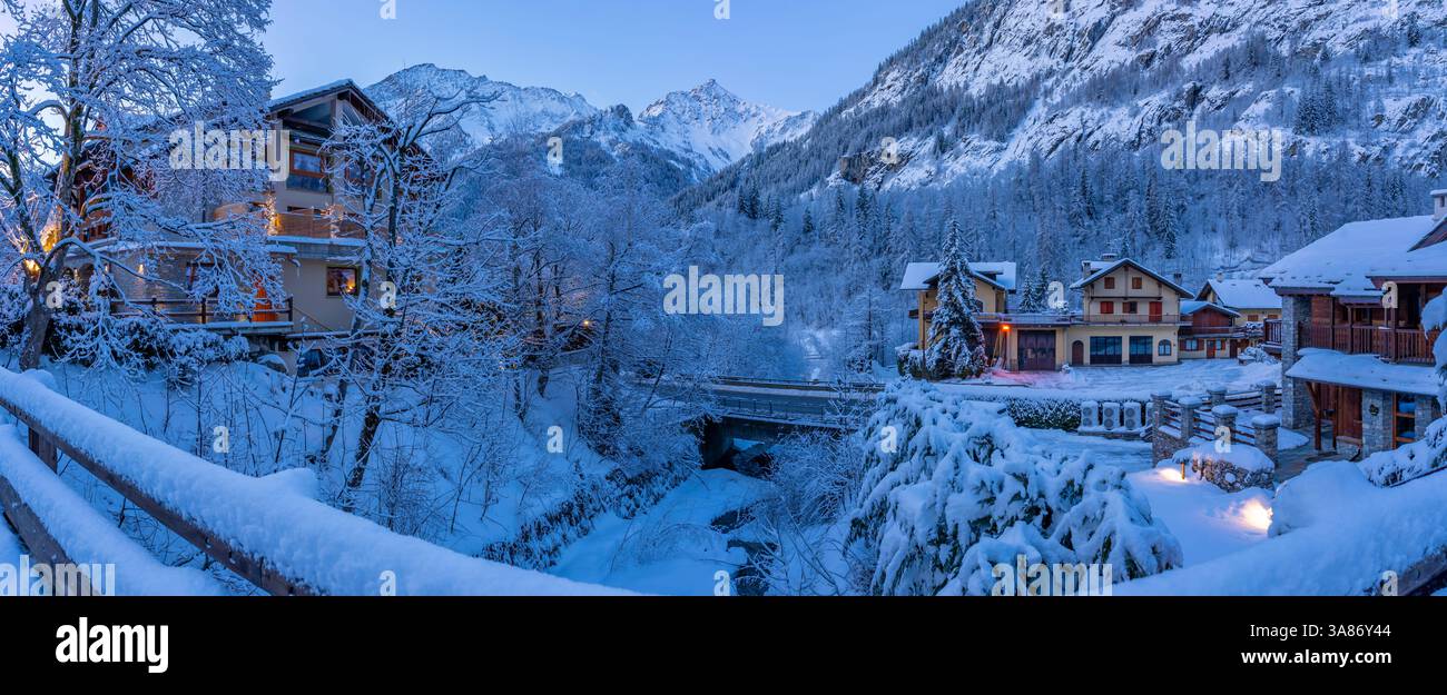 Vista di chalet e montagne innevate a Courmayeur prima dell'alba in inverno, Courmayeur, Valle d'Aosta, Alpi italiane, Italia Foto Stock