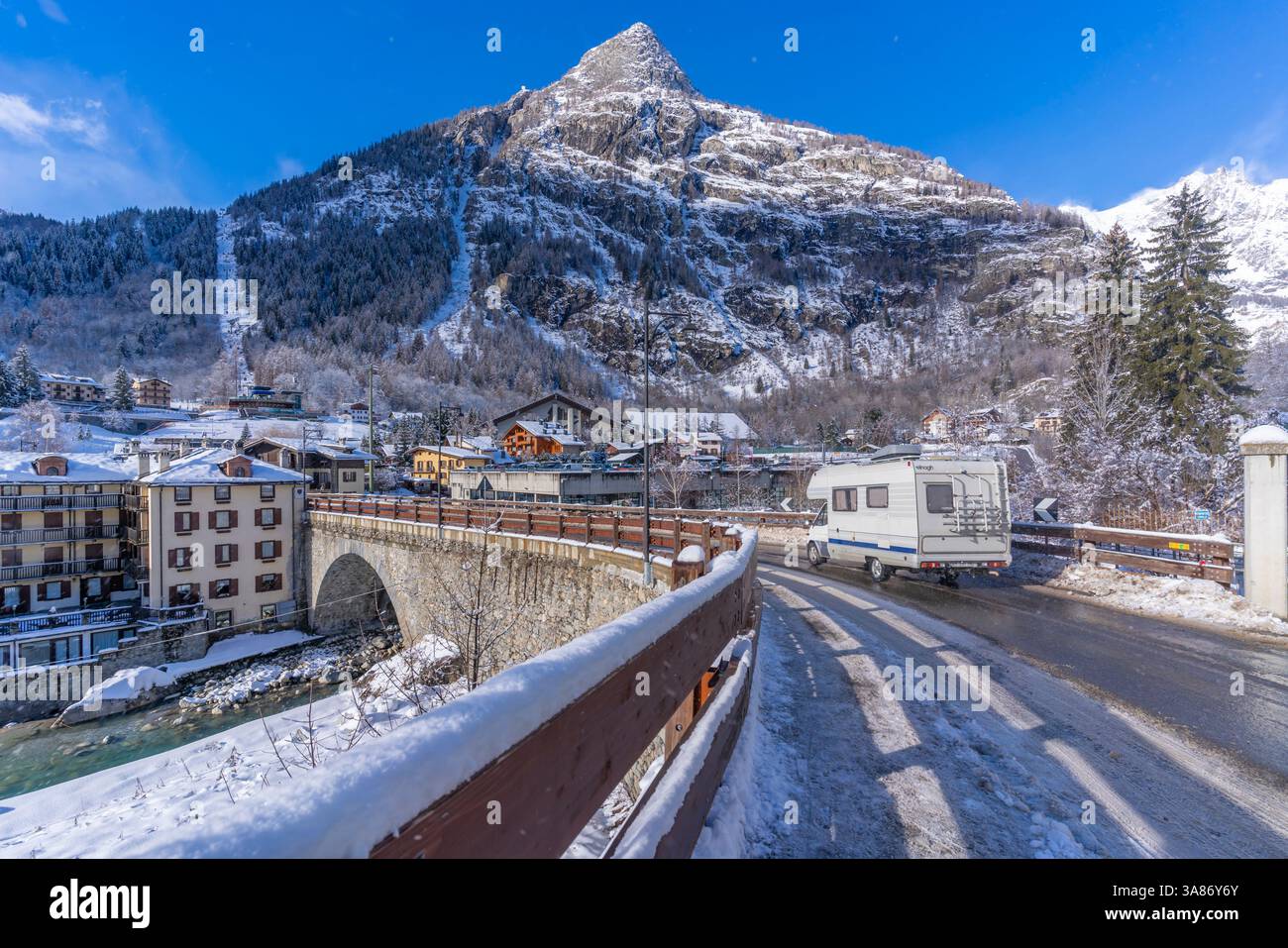 Vista delle montagne e della Dolonne da Courmayeur in inverno, Courmayeur, Valle d'Aosta, Alpi italiane, Italia Foto Stock