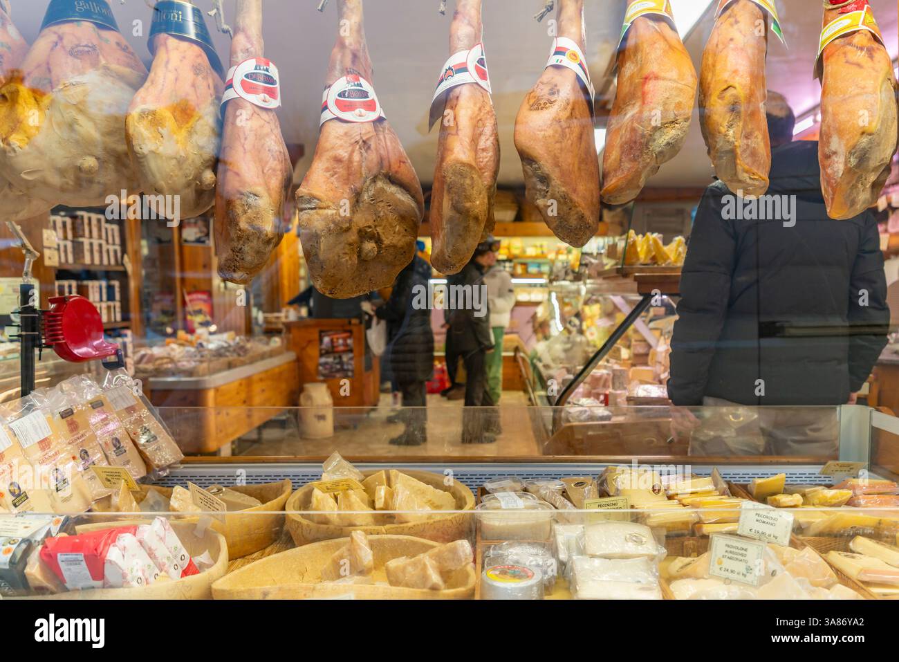 Vista della vetrina della macelleria a Courmayeur, Courmayeur, Valle d'Aosta, Alpi italiane, Italia Foto Stock