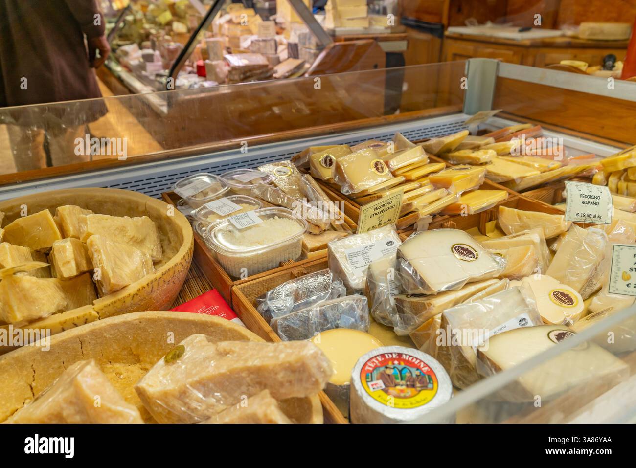 Vista della vetrina del negozio di formaggi a Courmayeur, Courmayeur, Valle d'Aosta, Alpi italiane, Italia Foto Stock