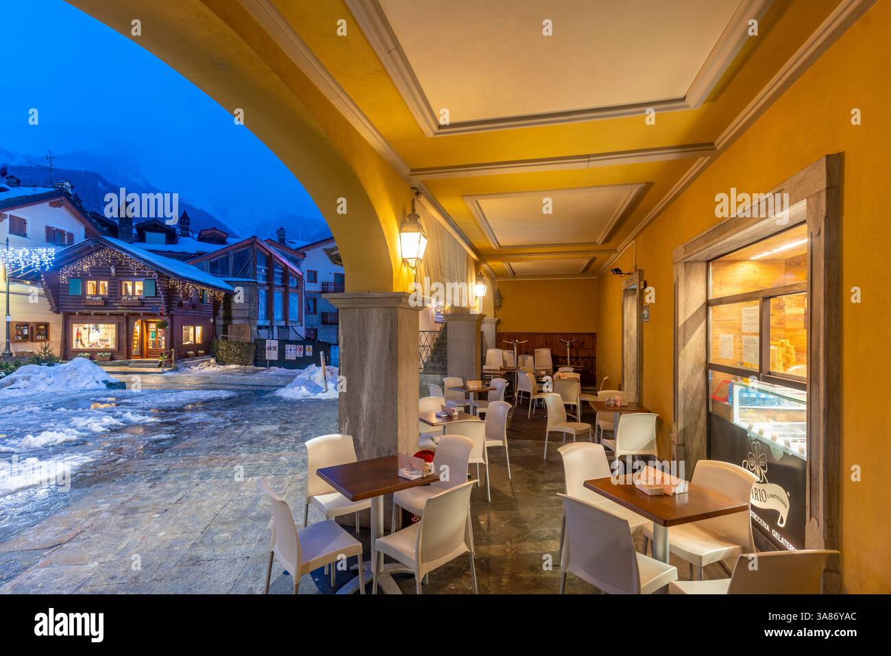 Vista del centro città innevato in via Roma a Courmayeur in inverno, Courmayeur, Valle d'Aosta, Alpi italiane, Italia Foto Stock