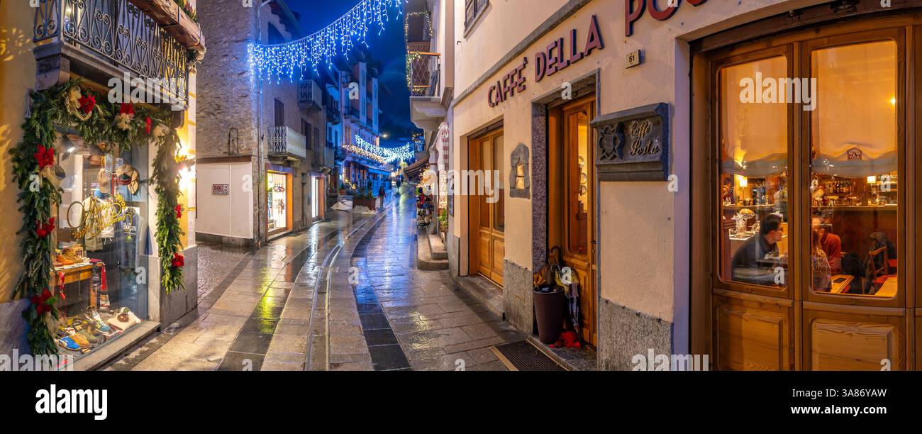 Vista dei negozi nel centro della città in via Roma a Courmayeur in inverno, Courmayeur, Valle d'Aosta, Alpi italiane, Italia Foto Stock