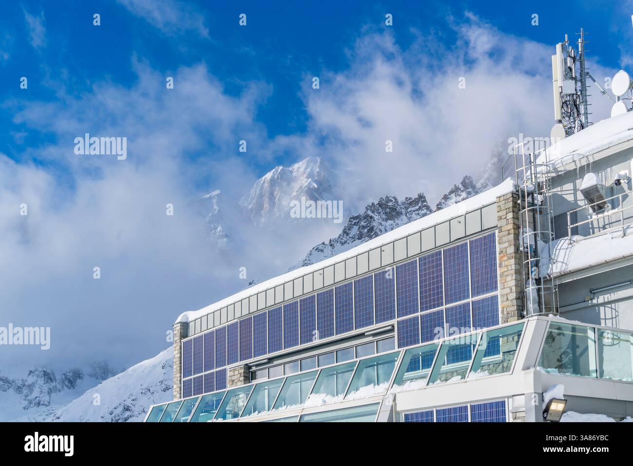 Vista delle cime innevate e della funivia Skyway Monte bianco in inverno, Courmayeur, Valle d'Aosta, Alpi italiane, Italia Foto Stock