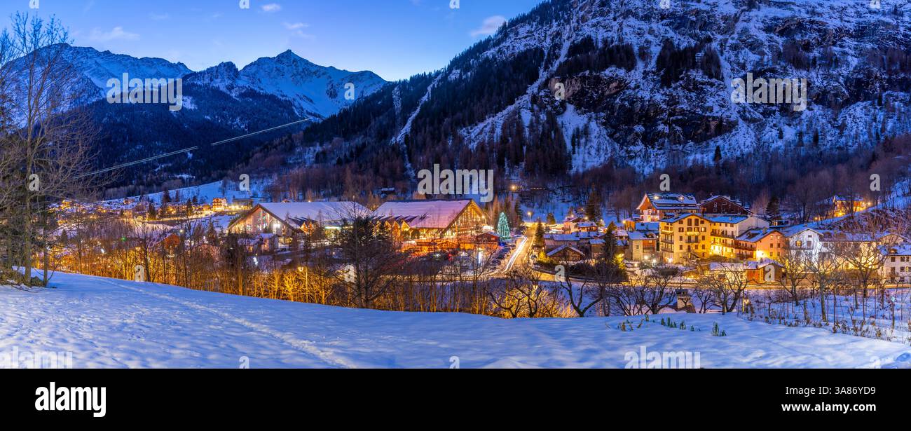Vista delle montagne innevate e Dolonne al crepuscolo in inverno, Courmayeur, Valle d'Aosta, Alpi italiane, Italia Foto Stock