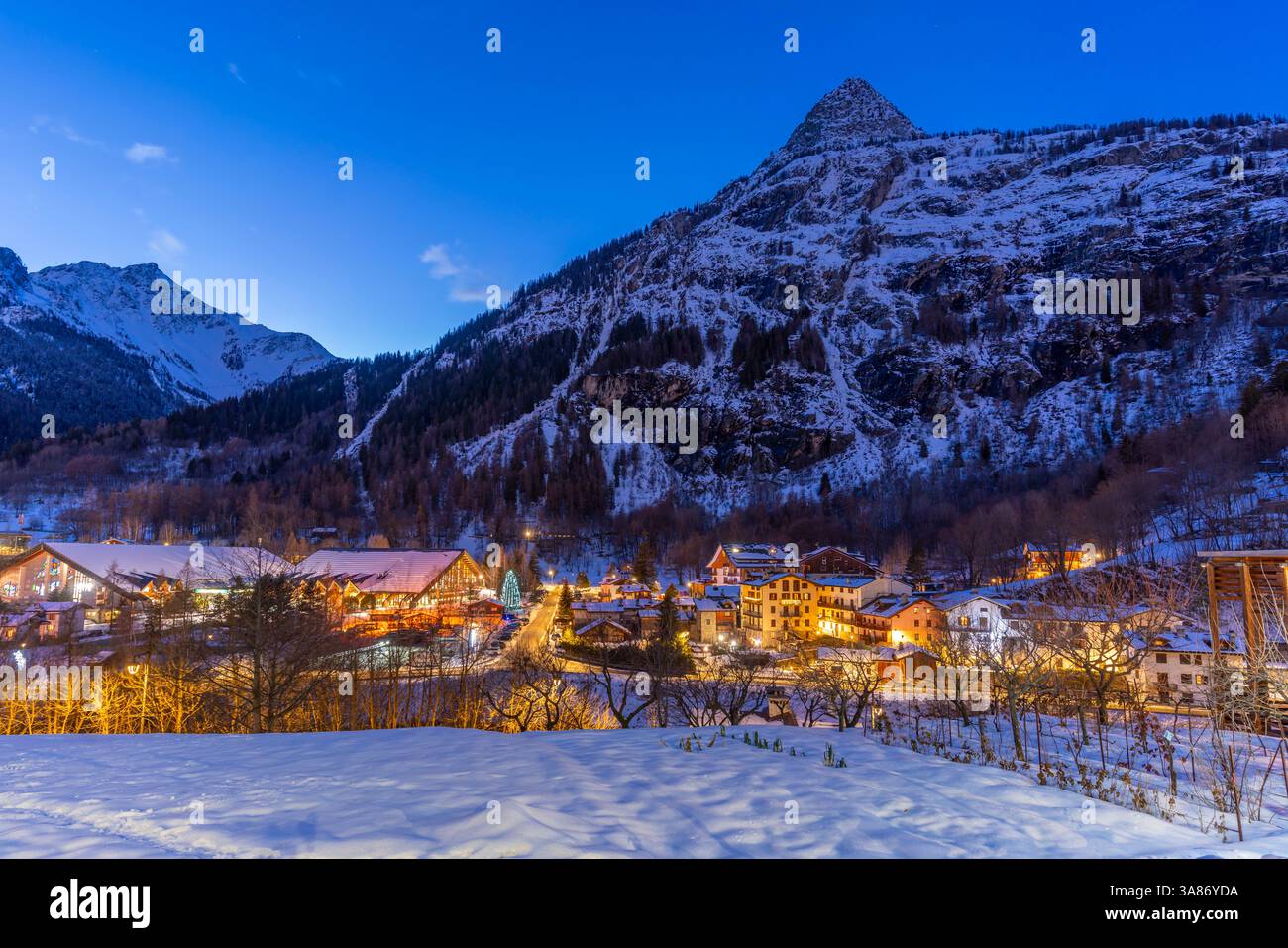 Vista delle montagne innevate e Dolonne al crepuscolo in inverno, Courmayeur, Valle d'Aosta, Alpi italiane, Italia Foto Stock